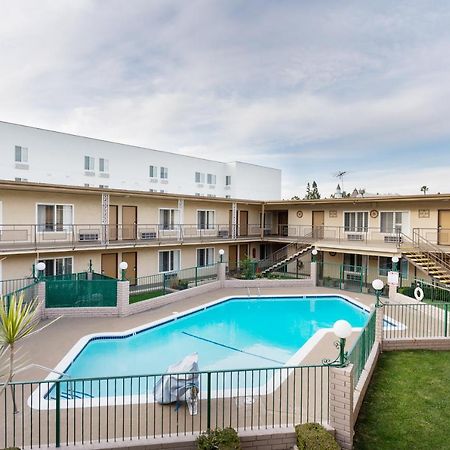 Americas Best Value Inn & Suites Anaheim Extérieur photo