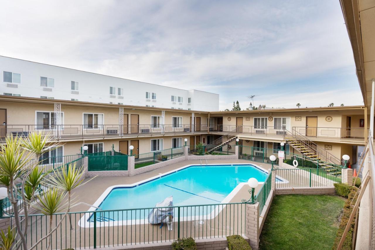 Americas Best Value Inn & Suites Anaheim Extérieur photo