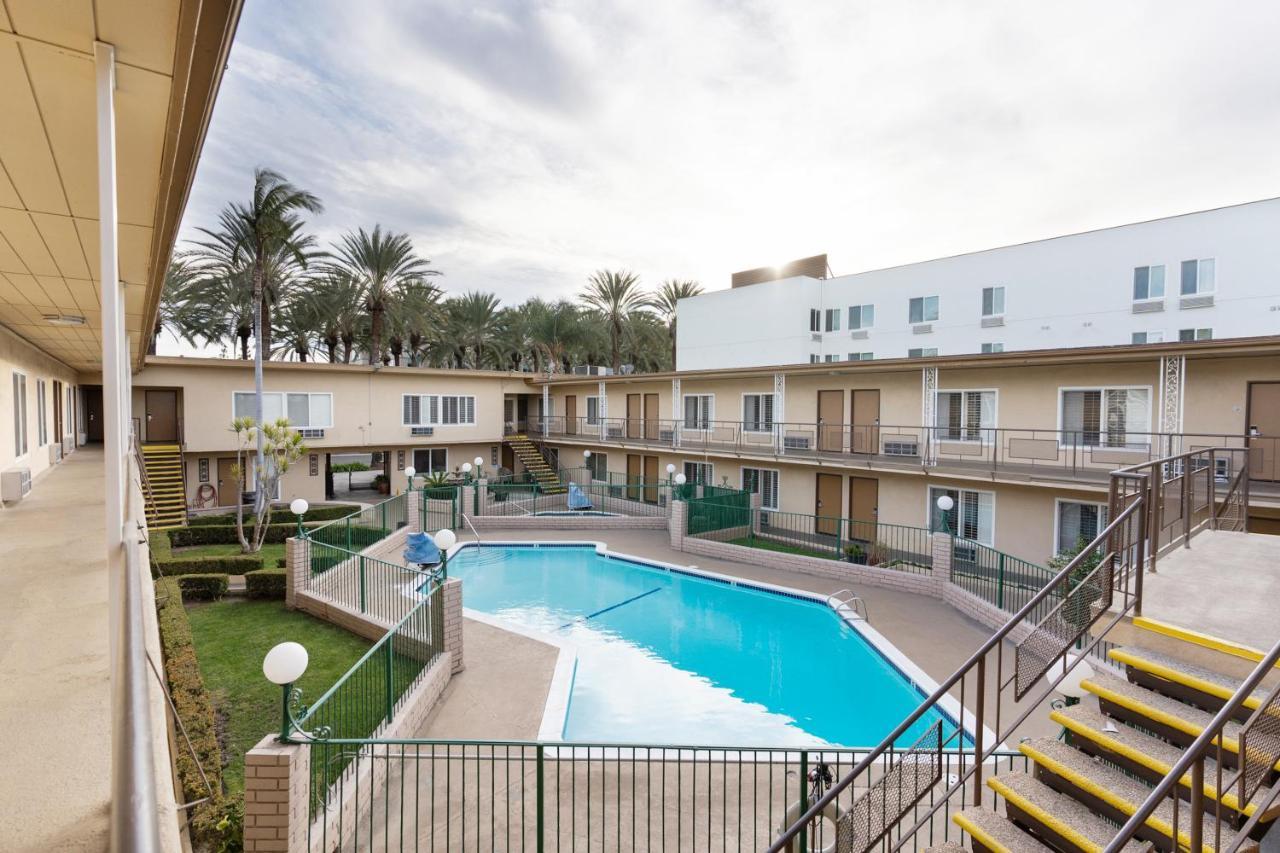 Americas Best Value Inn & Suites Anaheim Extérieur photo